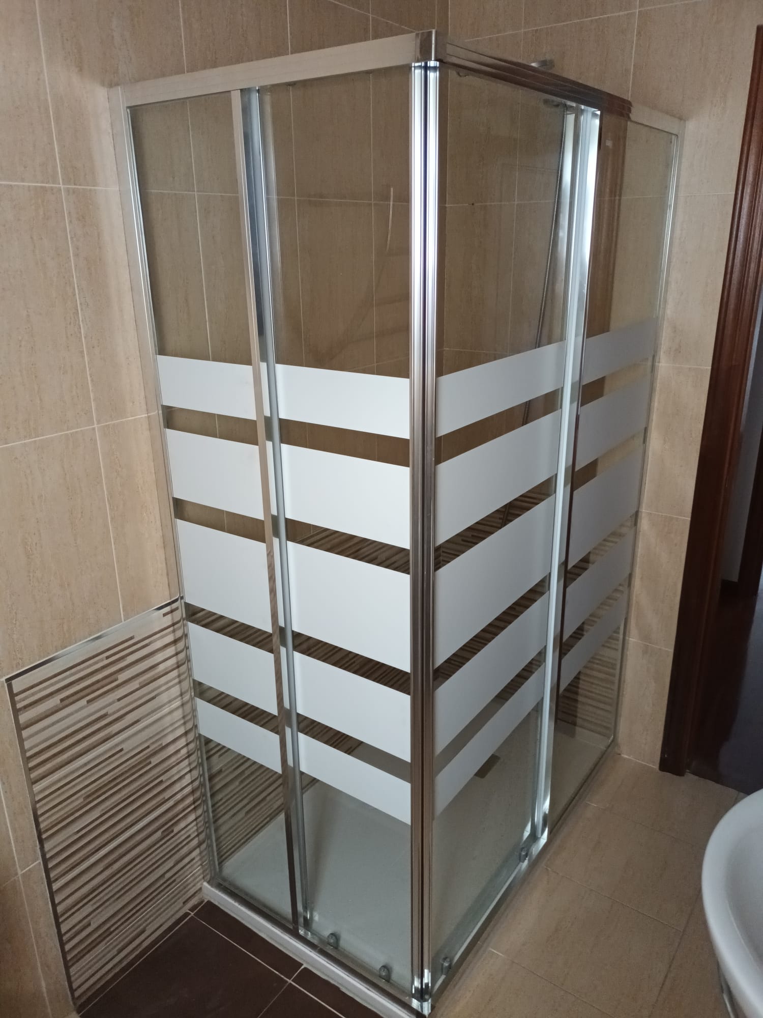 Baño reformado con cambio de bañera por plato de ducha y mampara