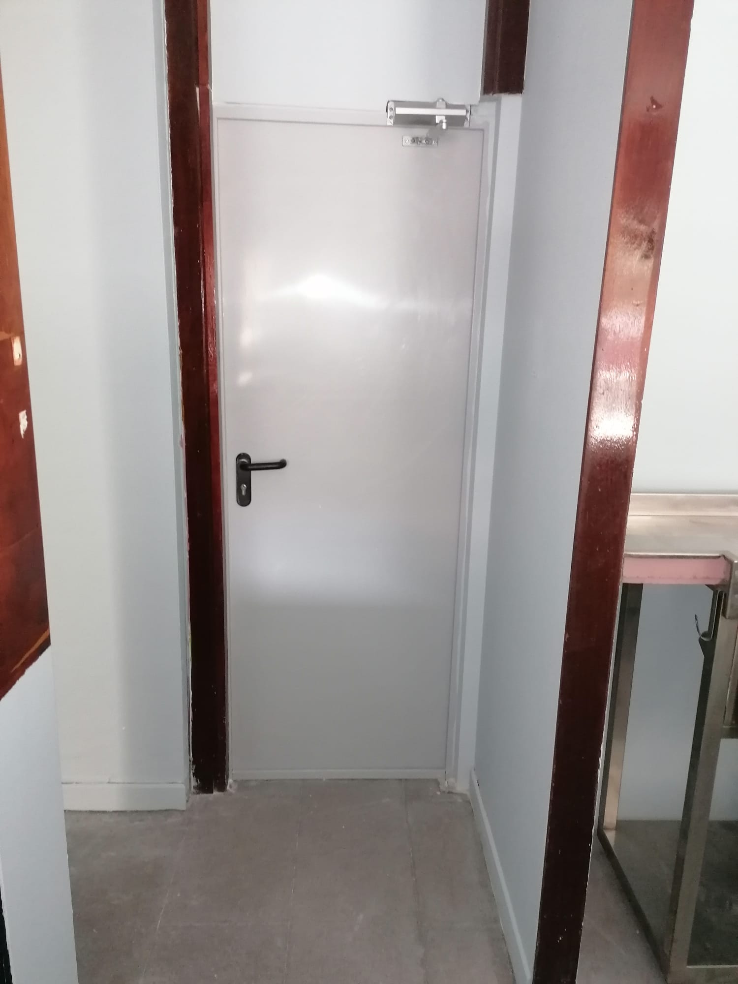Interior pintado con nueva puerta en el Centro Social La Rasilla