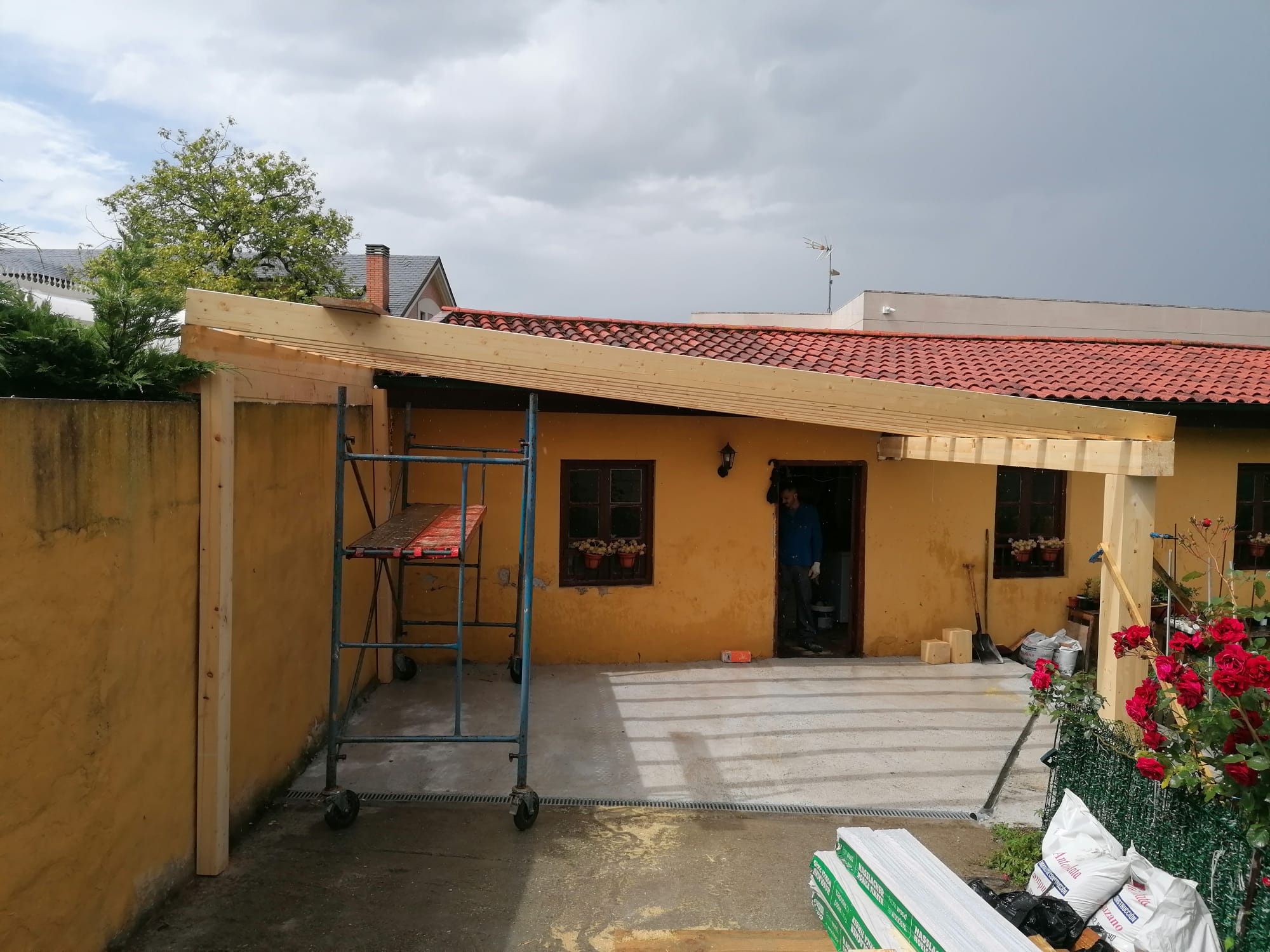 Detalle de tejado y porche terminado en vivienda de Tanos