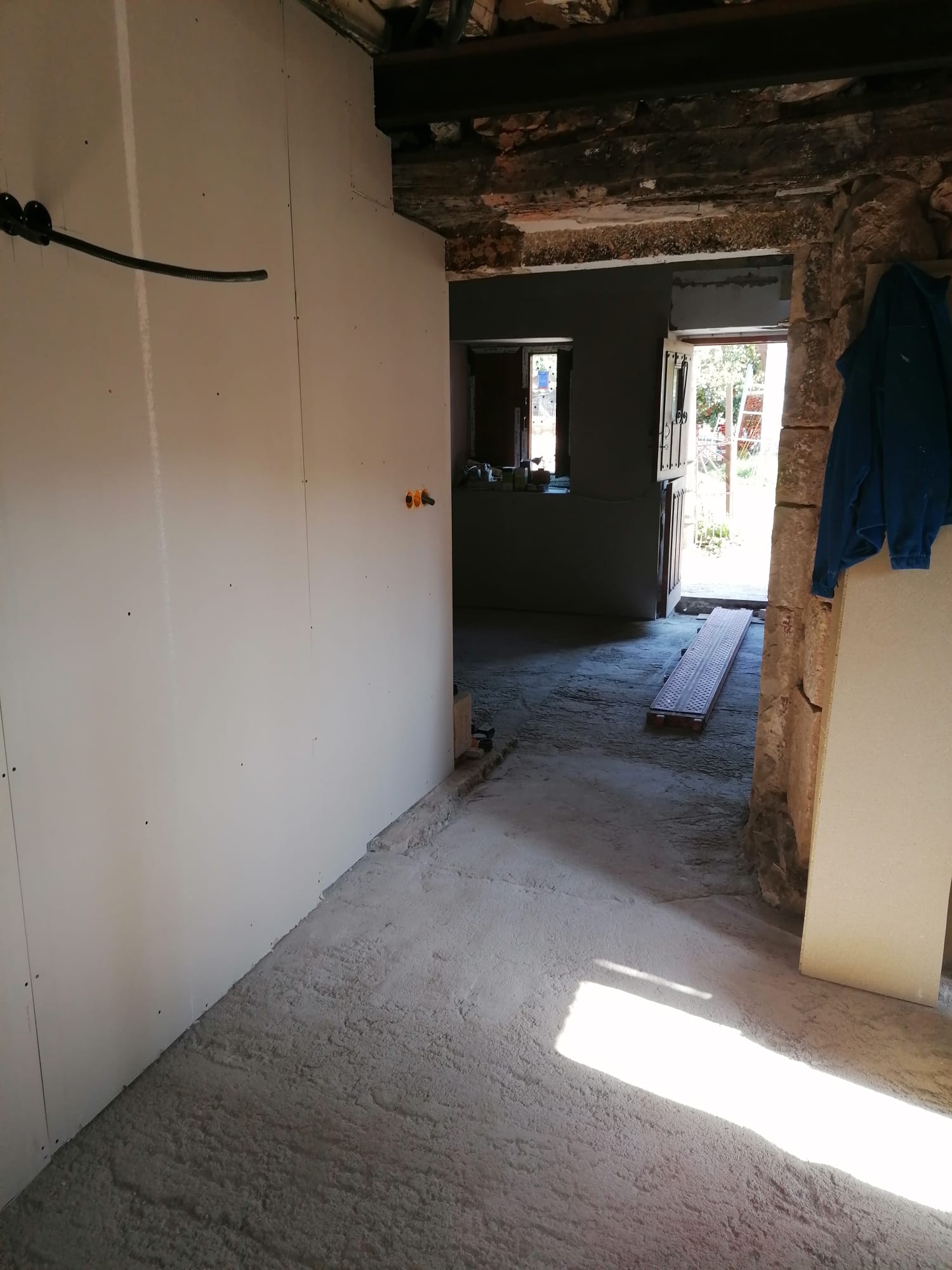 Rehabilitación interior de vivienda de piedra en Cobreces combinando muro original y pladur